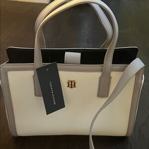 Tommy Hilfiger gray and cream colored
Tote Bag Crossbody NWT